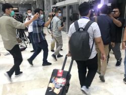 KPK Bawa 2 Koper Usai Geledah Ruangan Aziz Syamsuddin di DPR