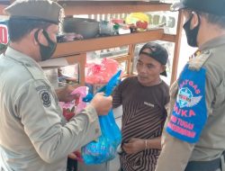 Satuan Polisi Pamong Praja Pemkot Makassar Bagikan Paket Bahan Pokok Kepada Pedagang Kaki Lima