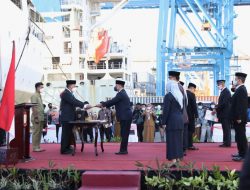 Walikota Danny Lantik Pejabat Eselon II Di Dermaga Pelabuhan Berlatar Belakang Kapal Isolasi Apung
