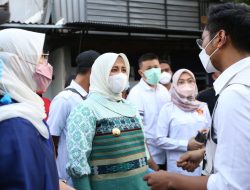 Wawali Fatmawati Serahkan Bantuan Korban Kebakaran Kampung Lepping Kelurahan Jongaya