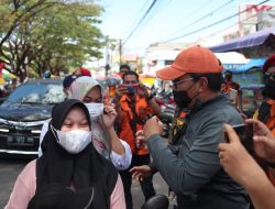 Danny Bagi 7.600 Masker Buat Pengendara di Pasar Antang