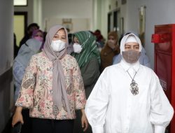 Wakil Wali Kota Makassar bersama Ketua TP PKK Kota Makassar, Jenguk Bayi Laki-Laki Yang ditemukan di Bajiminasa