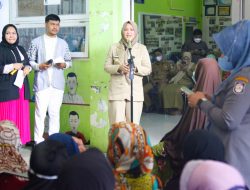 Peringati Hari Ibu, Fatmawati Rusdi Berbagi Kebahagiaan dengan Lansia