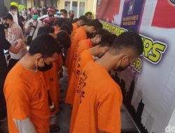 13 Remaja Menyerang Wilayah Perumahan Warga di Makassar Hingga Memicu 3 Korban Luka-Luka Disabet Samurai