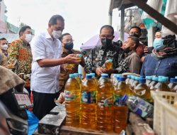Cek Stok Minyak, Danny Dampingi Menteri Perdagangan Tinjau Pasar Tradisional