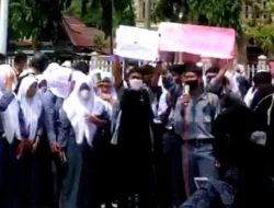 Viral!!Oknum kepala sekolah SMK di Kota Palopo Digeruduk Sejumlah Guru Hingga Siswa