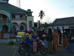 KEPMI Bone DPC Libureng Berbagi Takjil di kilometer 0 Kec. Libureng