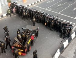 Demo Mahasiswa Makassar Berakhir Ricuh, Polisi Tembakkan Gas Air Mata