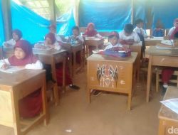 Gedung Sekolah Retak Akibat Longsor, Siswa SD Enrekang Belajar dibawah Kolong Rumah Warga