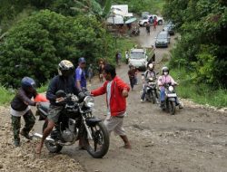 Jalan Rusak di Poros Enrekang-Pinrang Rawan Kecelakaan