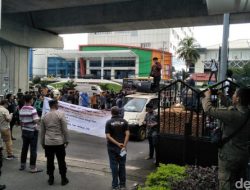 Mahasiswa Demo Depan Kantor DPRD, Minta Hanggar Talasalapang Ditutup Permanen