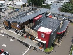 Peresmian Pembangkit Listrik Tenaga Surya (PLTS) dan Stasiun PengisianKendaraan Listrik Umum (SPKLU) di Gerai KFC Jalan Panjang Hasil KerjasamaPT Fast Food Indonesia, Tbk. dan PT Agra Surya Energy