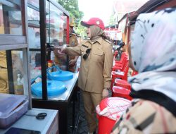 Kunjungi Longwis, Fatmawati Rusdi Sarapan Nasi Kuning di Lorong