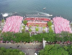 5.005 METER BENDERA MERAH PUTIH SELIMUTI ANJUNGAN PANTAI LOSARI