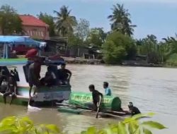 Jembatan Gantung Putus, Warga di Bone Angkut Jenazah Gunakan Perahu