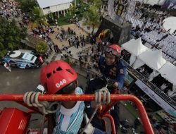 Damkar Makassar Ajak  Pengunjung F8 Uji Adrenalin