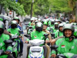 Pesan Khusus Lewat Aplikasi, Danny Pomanto Diantar Pakai Motor Listrik ke Balai Kota Saat Ojol Day