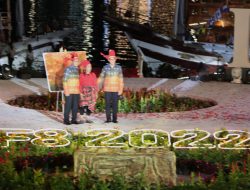 Danny Hadiahi Sandiaga Uno Lukisan Phinisi, Dilukis Pakai Tanah Liat