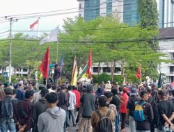 Massa Cipayung Plus Geruduk Balai Kota Makassar, Protes Danny Dukung BBM Naik