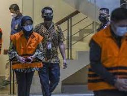 Berbaju Tahanan, Ini Para Tersangka dalam OTT KPK di MA