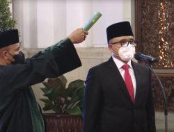 Jokowi Resmi Lantik Menteri PAN-RB di Istana Negara