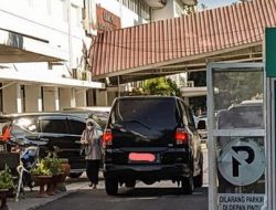 2 Pegawai Pemkot Makassar Masih Naik Mobil Pribadi di Hari Ojek Online