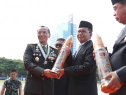 Danny Pomanto Saksikan Parade Alusista di Upacara HUT ke – 77 Tahun TNI