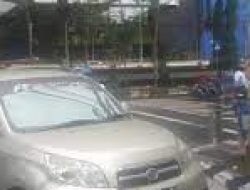 ASN Bawa Mobil Pribadi saat Ojol Day Dicegat Masuk Balai Kota Makassar