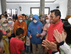 Ketua TP PKK Makassar Hibur Anak Terdampak Banjir Kelurahan Laikang, Ajak Bermain Latto-latto