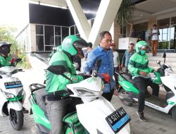 Konsisten Menggunakan Ojol, Danny Naik Grab Menuju Lokasi Rakernis