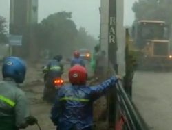 Banjir Rendam Jalan di Parepare, Kendaraan Terjebak