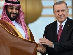 Jabat Tangan Akrab Pangeran MbS-Erdogan di Antara Jokowi