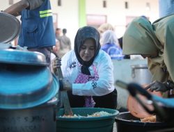 Pastikan Kebutuhan Pengungsi, Fatmawati Bersama Srikandi Pemkot Makassar Memasak di Posko Dapur Umum