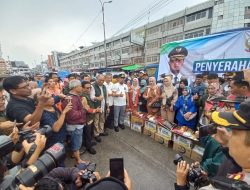 Gubernur Andi Sudirman Sulaiman Serahkan Bantuan Logistik ke Sejumlah Pedagang Pasar Sentral