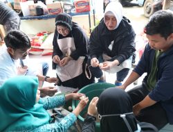 Bersama Srikandi Pemkot Makassar, Indira – Fatma Masak 600 Paket Makanan untuk Pengungsi Banjir di Katimbang