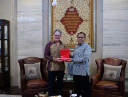 DR. Eric Jones Kunjungi Danny Pomanto, Jajaki Kerjasama Capacity Building