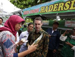 Deputi Politik dan Ekonomi di Konsulat Jenderal Amerika Serikat Clint Shoemake Nikmati Es Krim Pakcoy, Sebut Rasanya Enak