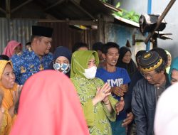 Indira Yusuf Ismail Bagikan Paket Sembako Kepada Korban Banjir di Kecamatan Tamalate