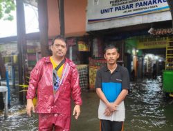 Di Tengah Derasnya Hujan, Dirut Perumda Pasar Makassar Terjang Banjir Guna Memantau Kondisi Pedagang dan Pegawai di Pasar-Pasar