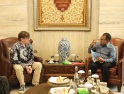 Terima Buku Emmannuel Lemaire, Danny Pomanto: Sejarah Makassar-Perancis Sangat Dekat