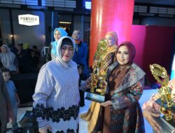 Ketua TP PKK Kota Makassar Serahkan Penghargaan Pemenang Fashion Show Festival UMKM Lorong Wisata