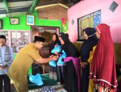 Silaturahmi di Longwis, Diskominfo Makassar Serahkan Bantuan Paket Sembako ke Warga