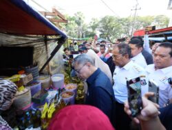 Zulkifli Hasan-Danny Pomanto Pantau Harga Pangan di Pasar Terong, Mendag: Terlalu Murah