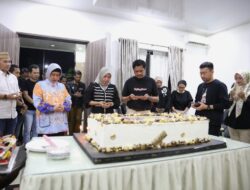 Syukuran HUT ke 43 Tahun, PJ Sekda Diberi Doa dan Suapan Kue Dari Ketua TP PKK Kota Makassar