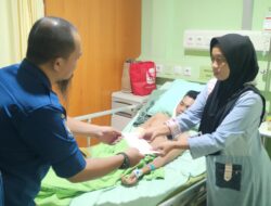 Dinas Damkarmat Makassar Jenguk dan Bantu Korban Lakalantas di RS Pelamonia