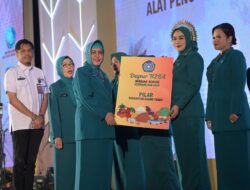 Ketua TP PKK Kota Makassar, Indira Yusuf Ismail Serahkan Bantuan Alat Penunjang 10 Program Pokok PKK di HKG ke-52