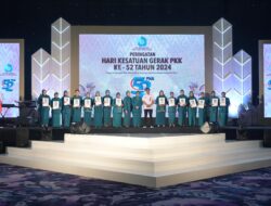 Ketua TP PKK Makassar Anugerahkan Pin Emas untuk Kader Berprestasi di HKG PKK ke-52