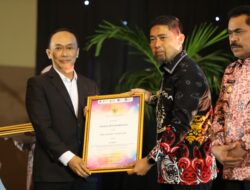 Pjs. Wali Kota Makassar Terima Penghargaan Gerakan Toilet Bersih oleh Pemprov Sulsel
